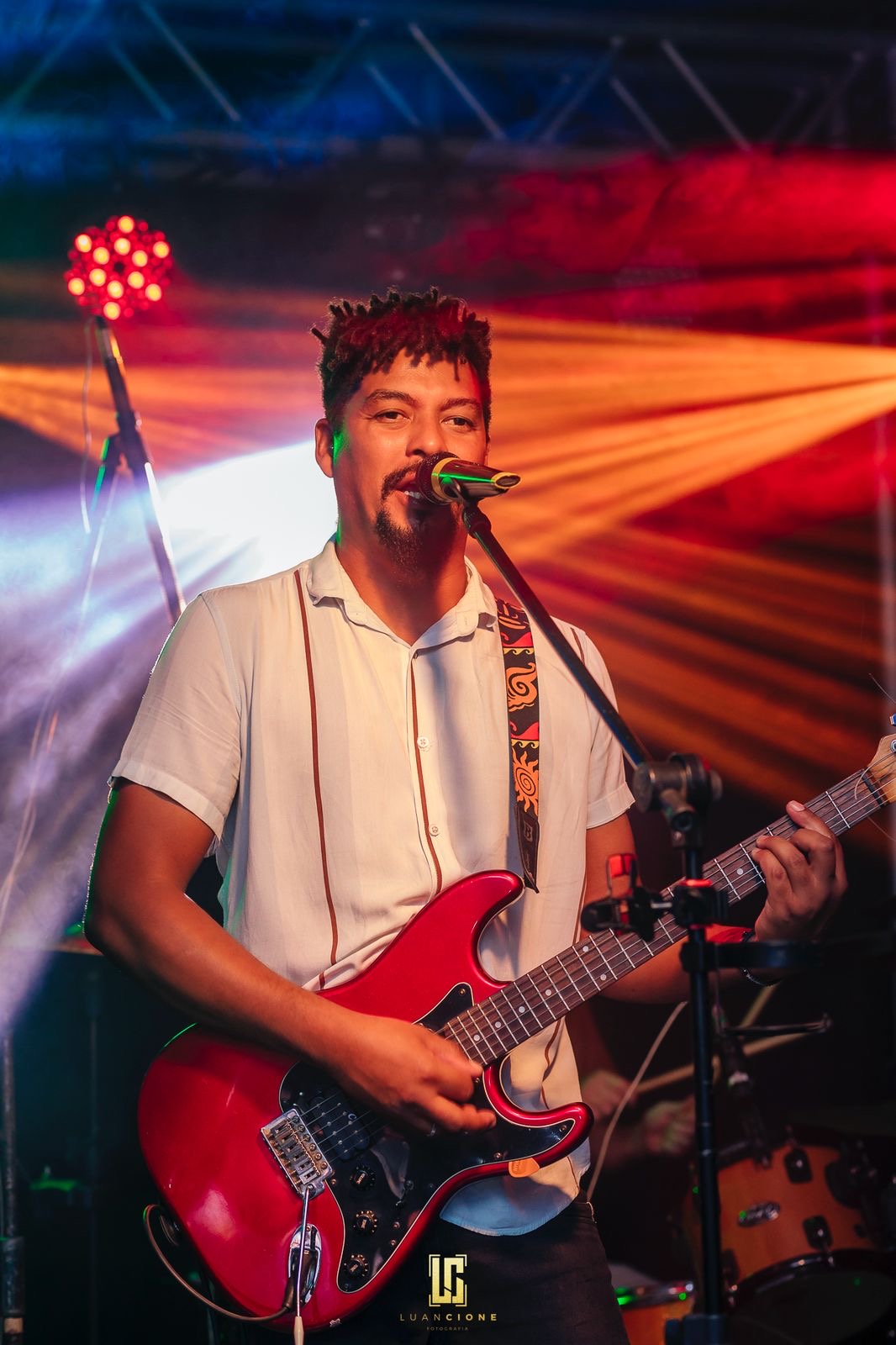 Will tocando guitarra vermelha durante o show