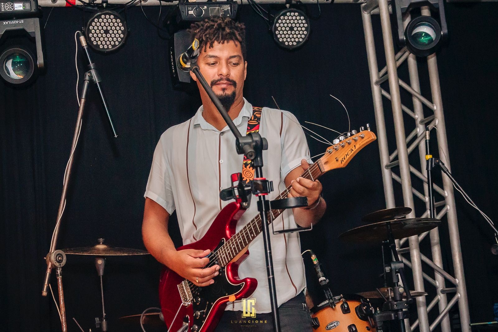 Will tocando guitarra no palco