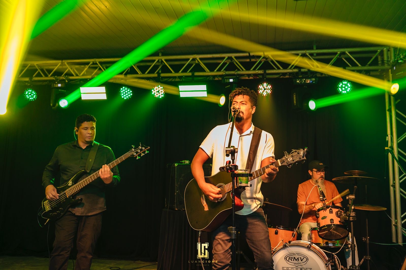Will e The Wills tocando juntos no palco