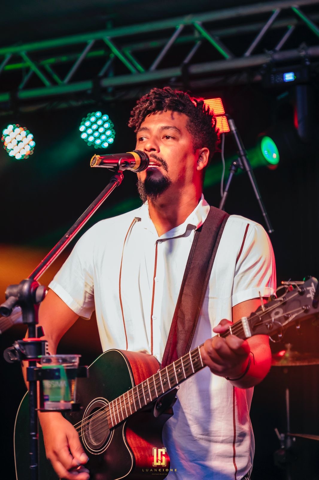 Will cantando ao microfone com seu violão