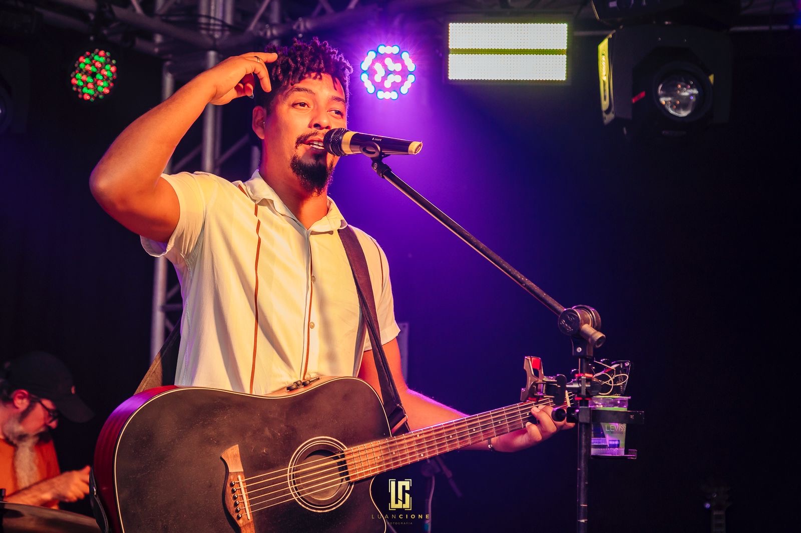 Will cantando e tocando violão no palco
