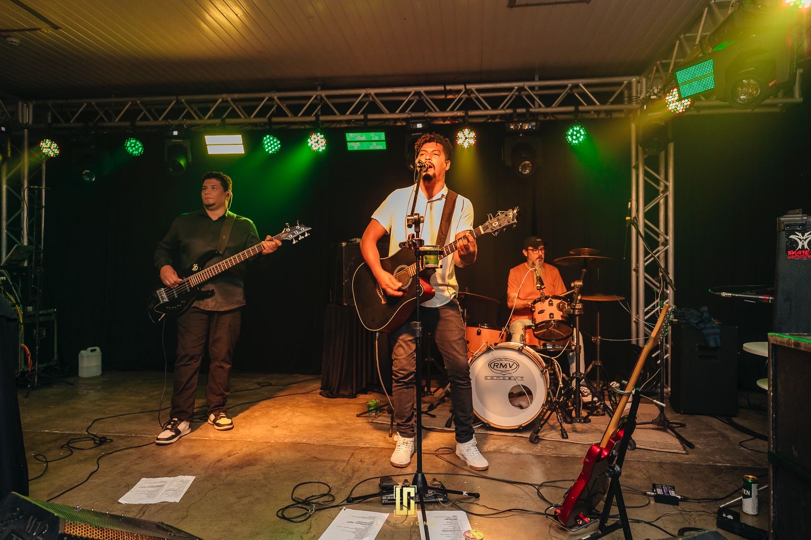 Will se apresentando com a banda The Wills