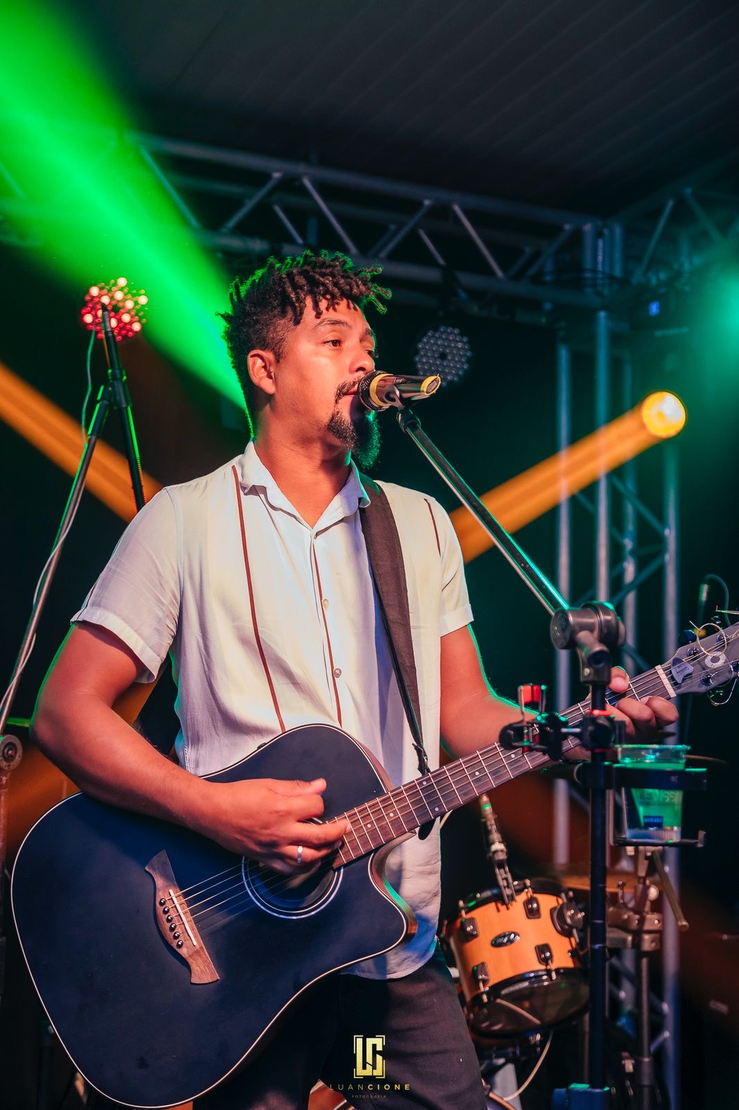 Will em apresentação solo com violão