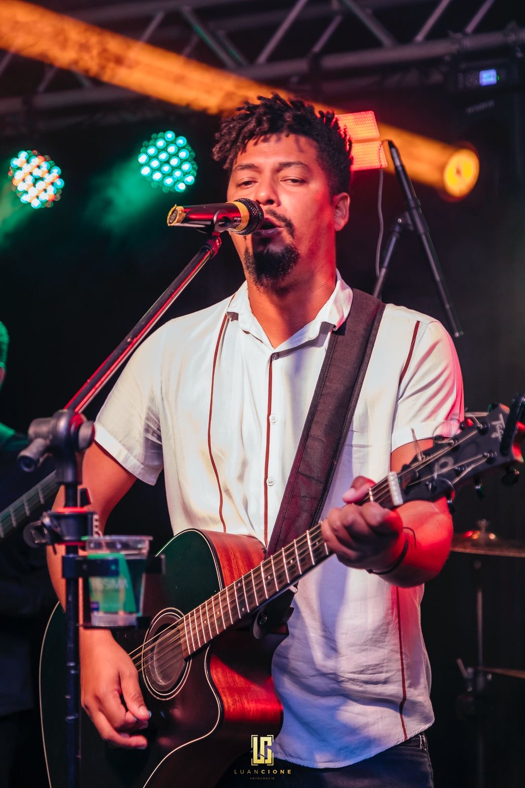 Will cantando e tocando violão em apresentação ao vivo